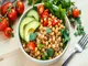 wie-du-eine-vegane-quinoa-bowl-ganz-nach-deinem-geschmack-zubereitest